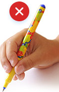 špatné držení psacích potřeb